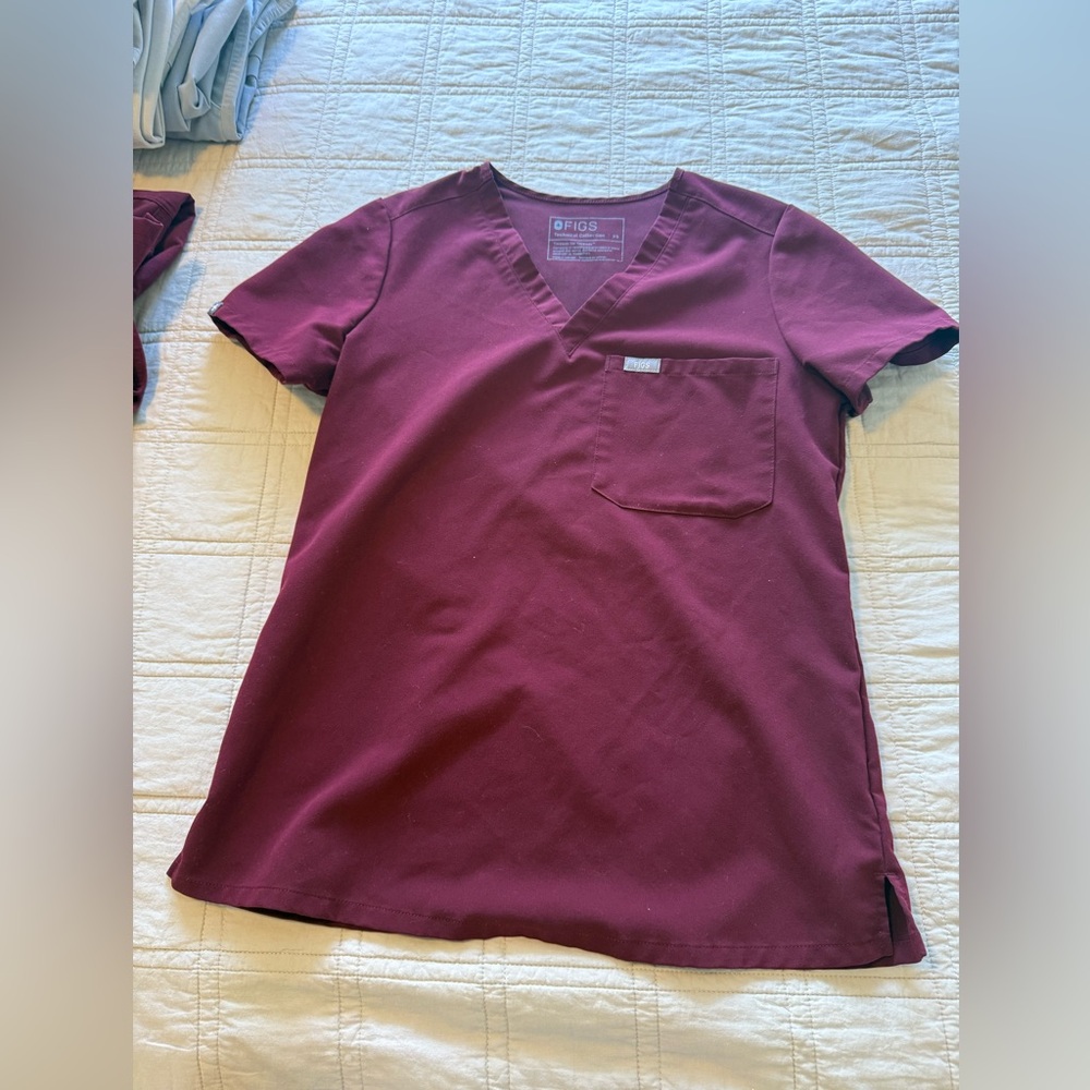 FIGS Catarina scrub top
Burgundy